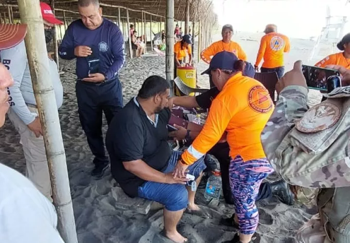  El rescatado recibiendo atención por parte de los paramédicos. Foto: José Vásquez 