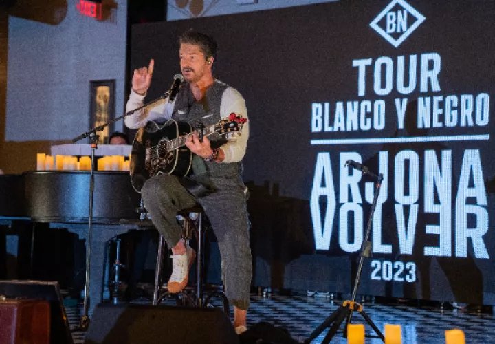 Ricardo Arjona actúa durante un encuentro con medios de comunicación. Foto: EFE / Ángel Colmenares