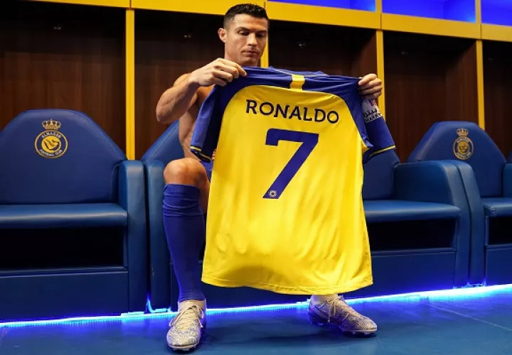 Ronaldo con la camiseta del club saudí Al Nassr, su nuevo club. Foto:EFE 