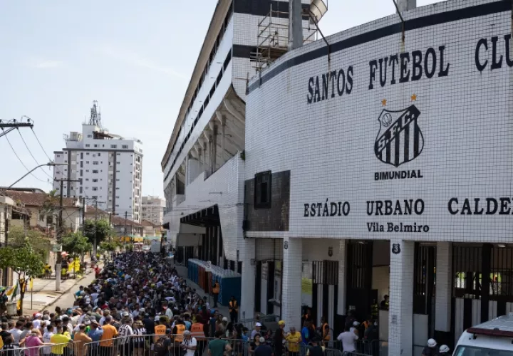 Aficionados hacen fila afuera del estadio Vila Belmiro donde avanza el velatorio de Pelé. Foto:EFE