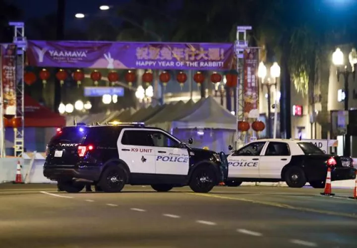 La policía de Los Ángeles cierra una calle en Monterey Pak, California, tras un tiroteo en el que han muerto al menos diez personas.