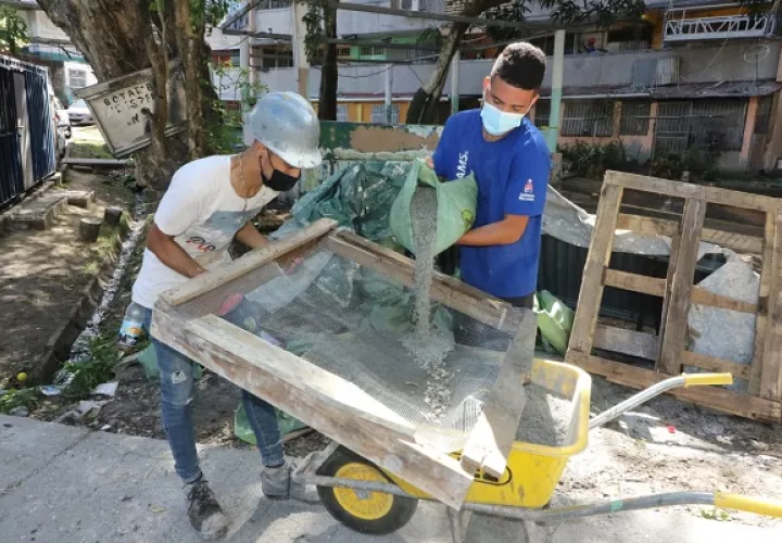 Sectores como la construcción se vienen recuperando a pasos lentos. Foto: Cortesía