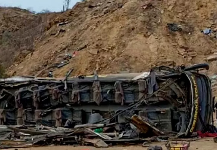 Al menos 20 muertos en el norte de Perú, tras caer un autobús por un precipicio. Foto: Redes