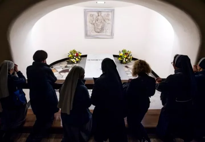 Fieles rezan ante la tumba del papa emérito Benedicto XVI en las Grutas del Vaticano, Ciudad del Vaticano. Foto:EFE