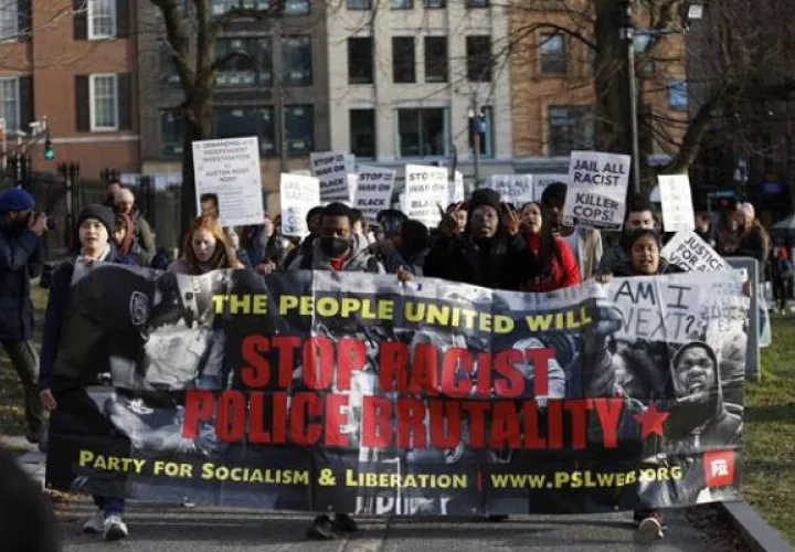 Personas se manifiestan por la muerte del joven afroamericano Tyre Nichols, de 29 años. Foto: EFE