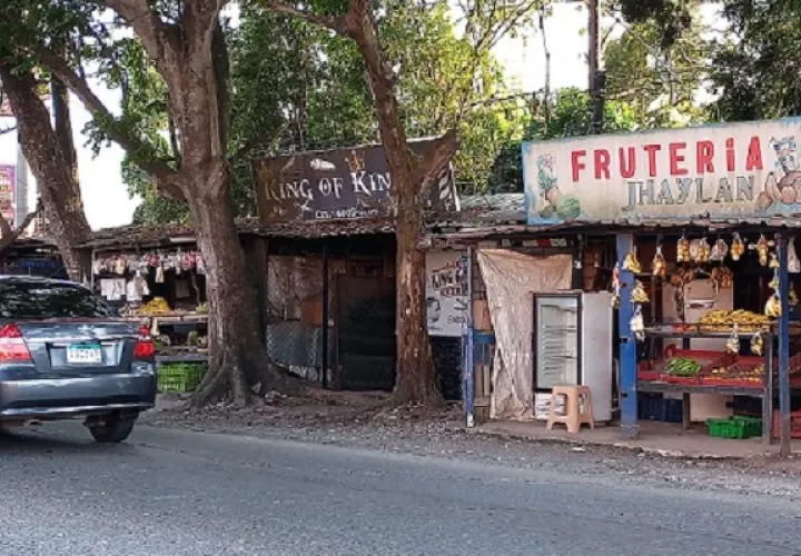 Según el MOP, los comerciantes en el área ocupan "ilegalmente" la servidumbre vial. Foto: Eric A. Montenegro