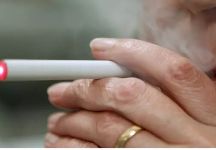 La venta de cigarrillos electrónicos sigue en Panamá pese a su prohibición. EFE