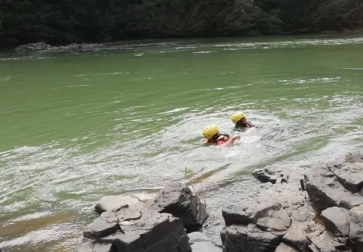 Eduardo Santos, de 19 años de edad, fue rescatado por funcionarios del Sinaproc del río EL Cobre.
