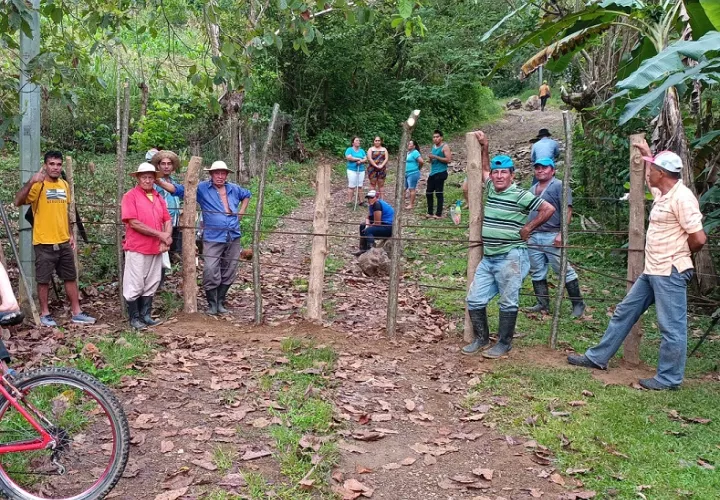  Desconocen como una familia decide cerrar un camino real que ellos usan por tantos años. Foto: Melquiades Vásquez