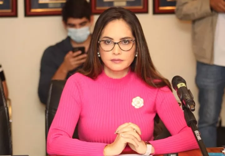 Zulay Rodríguez se distancia del resto de los precandidatos. Foto: Twitter