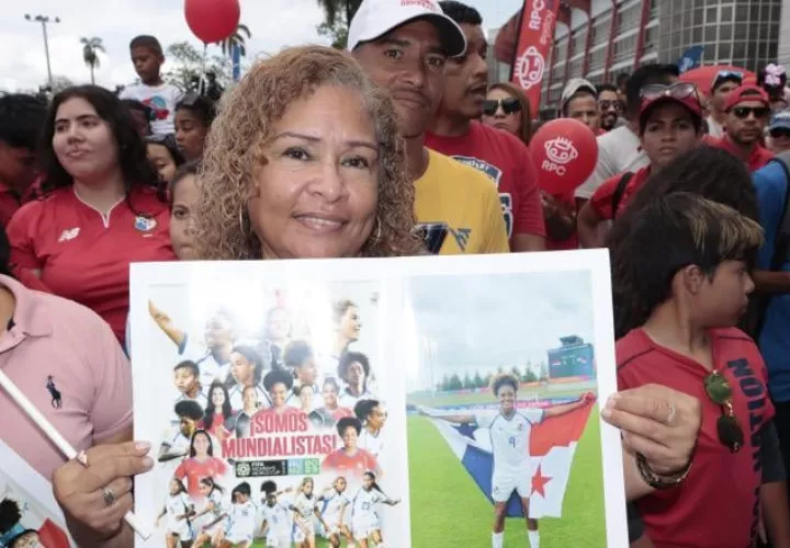 Familiares, amigos y aficionados recibieron a las chicas. Foto: Víctor Arosemena