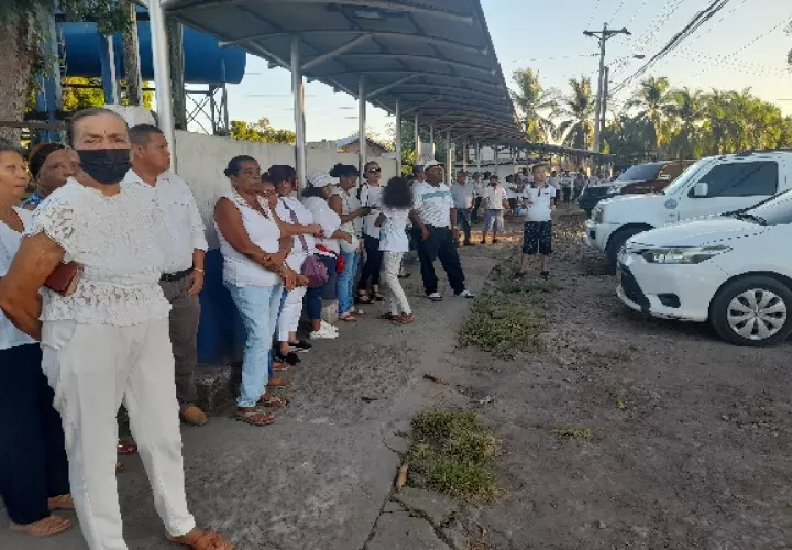 Vestidos de blanco y con velas, los manifestantes solicitaron al Ministerio Público que investigue quien o quienes cometieron este horrendo crimen contra la menor y que se aplique todo el peso de la ley.  Foto. José Vásquez