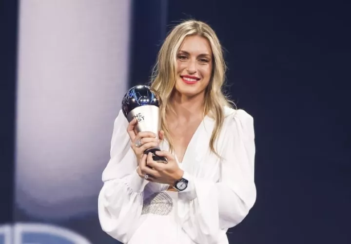 Alexia Putella, con el trofeo The Best. Foto: EFE