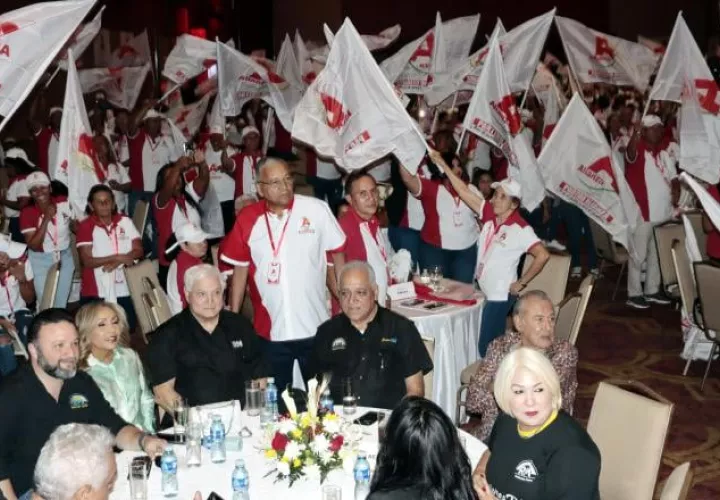 Ricardo Martinelli participó en la convención de Alianza junto a simpatizante de Realizando Metas. Víctor Arosemena. 