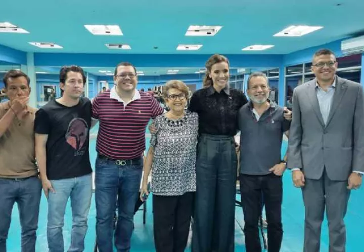 Ana Irene Delgado, acompañada de su grupo de trabajo. Foto: Cortesía