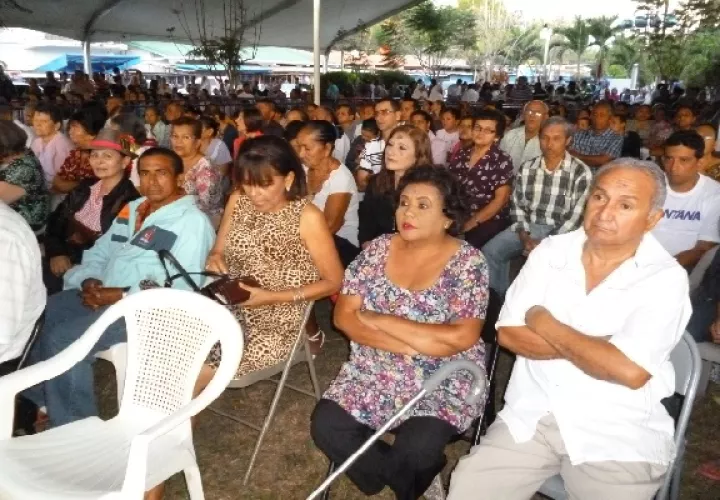 Centenares de peregrinos entre lágrimas, otros sentados y hasta de arrodillados observaron el paso de la romería del hijo de Dios. Foto. Melquiades Vásquez