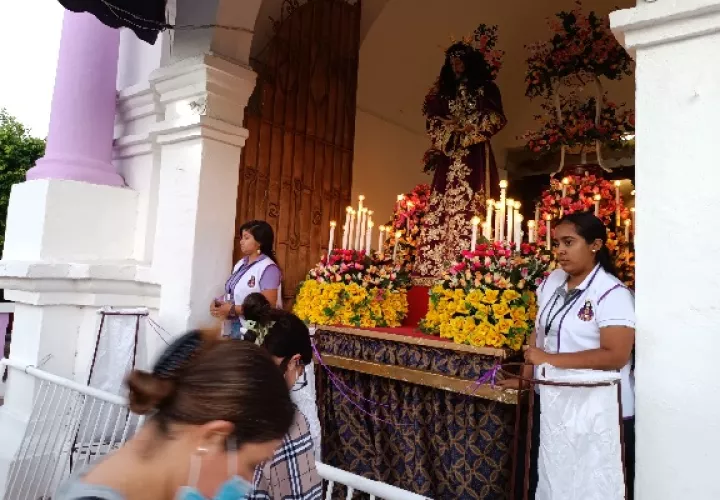 Centenares de creyentes caminan llenos de fe, esperanza y alegría al encuentro con la imagen del milagroso Cristo Jesús Nazareno. Foto. Melquíades Vásquez 