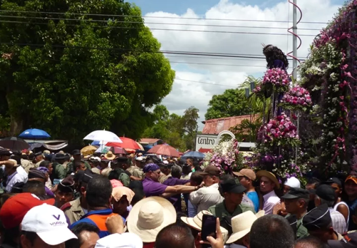 Muchas personas viajan de otras provincias y países para visitar al Nazareno. Foto / Melquiades Vásquez.