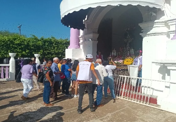  En los alrededores de la basílica menor de este distrito, todo circunda en la fe. Foto / Melquiades Vásquez.