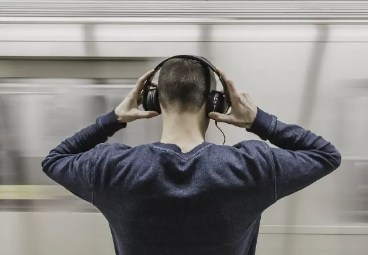 Expertos en medicina aconsejan utilizar los auriculares a un volumen moderado. Pixabay