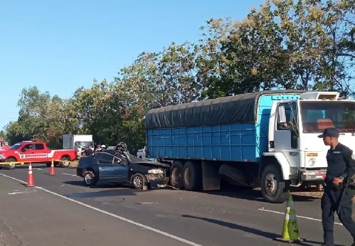 El accidente ocurrió cerca de las instalaciones de la Cadena de Frío, de donde se presume salía el camión. Foto. Thays Domíngue