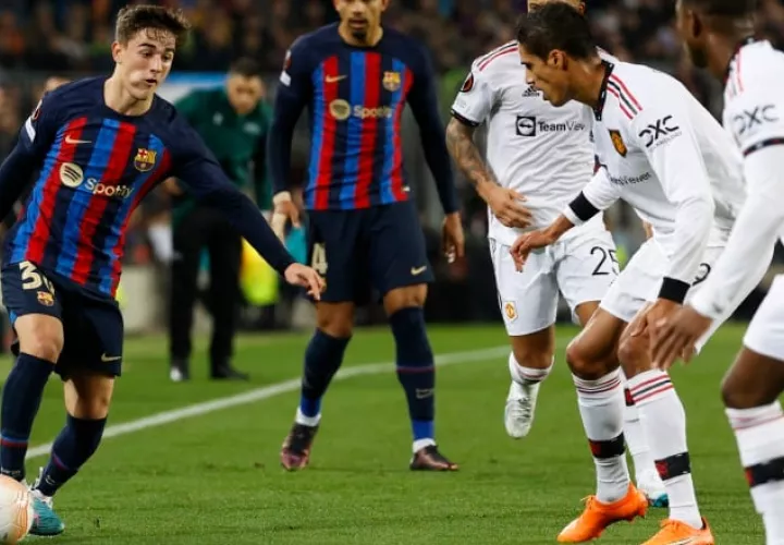 Gavi del Barcelona (izq.) controla el balón ante Raphael Varane. Foto:EFE 