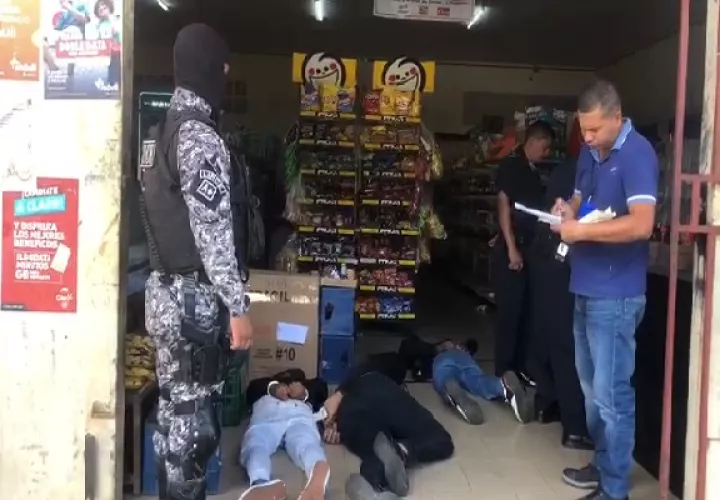 Una alerta ciudadana a la Policía Nacional permitió desplegar en el sitio a varias unidades y lograr la aprehensión de los delincuentes. Foto. Eric Montenegro