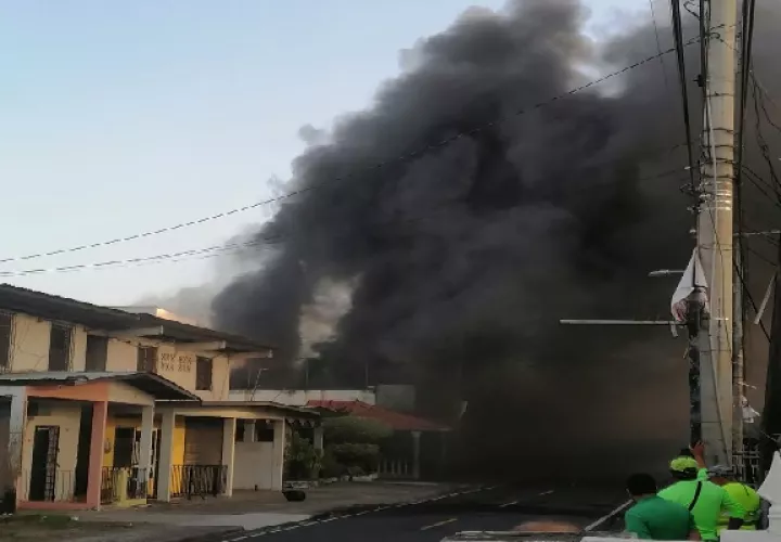 La falta de agua en los hidrantes dificultó la tarea del Cuerpo de Bomberos. Foto. Eric Montenegro