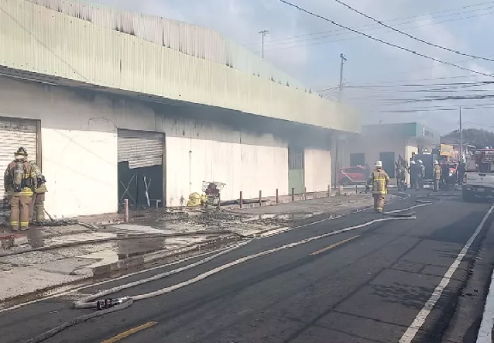 Por el momento, los bomberos han logrado confinar el fuego dentro de los locales. Foto. Eric Montenegro