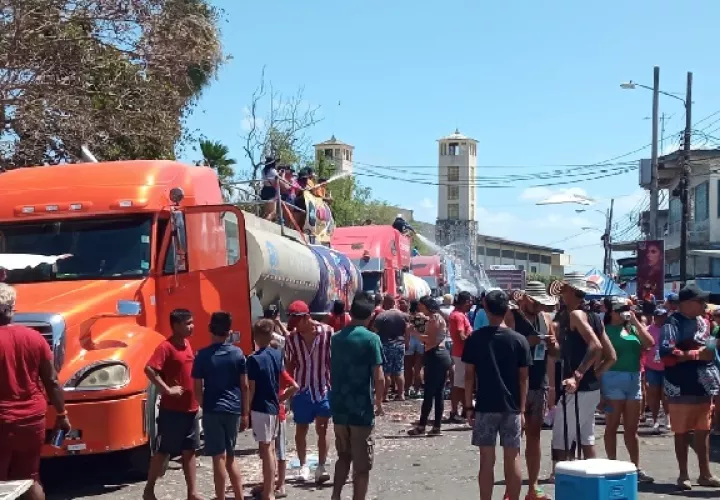 Las personas no podían ingresar con neveras grandes, lo que fue también denunciado por muchas personas a través de redes sociales. Foto. Thays Domínguez