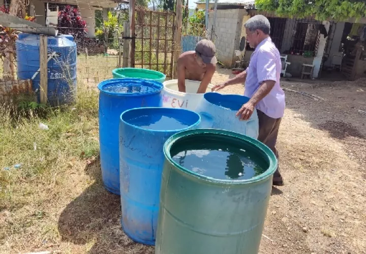 Esperan al carro cisterna del municipio para que los abastezcan de agua potable. Foto. Eric Montenegro