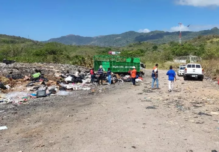 Los niños ingresan al vertedero cuando los empleados municipales culminan su turno. Foto. Eric Montenegro