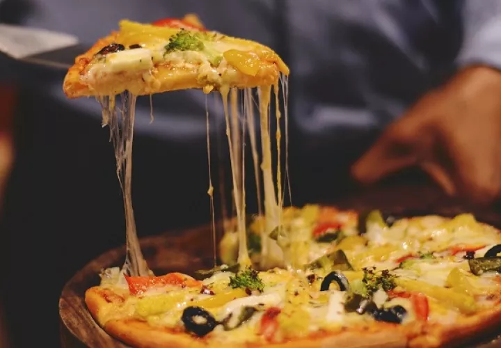 En la actualidad se puede optar por pizzas vegetarianas, veganas o degustar las tradicionales.