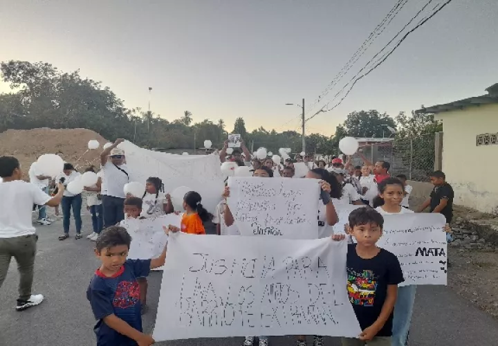 Este domingo cientos de personas se manifestaron por las principales calles de Alanje cabecera para exigirle a las autoridades del Ministerio Público se haga justicia. Foto José Vásquez