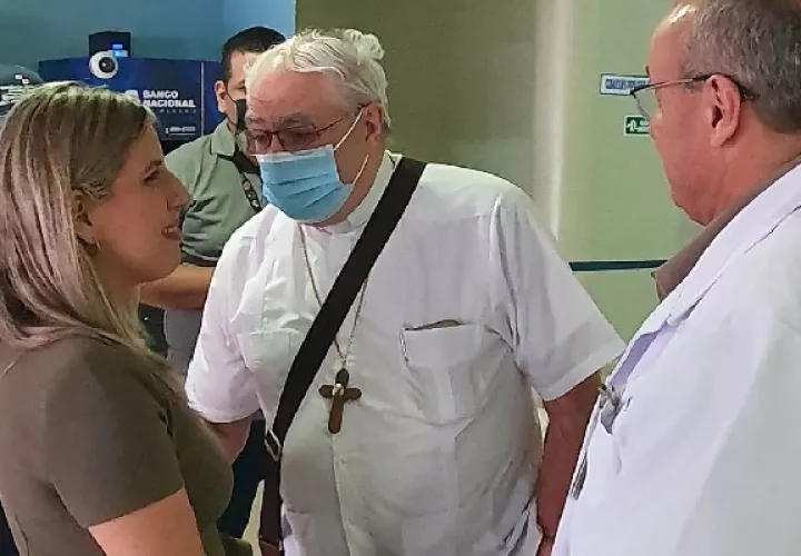 El Cardenal Lacunza, bendijo a los niños que resultaron heridos producto de esta tragedia y que hoy en día su condición de salud es estable. Foto. Mayra Madrid