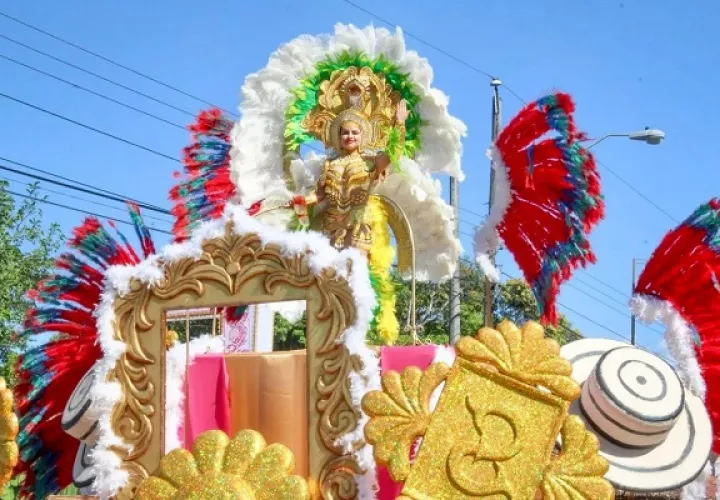 En Las Lajas Arriba Lia Palacios soberana de los carnavales recibe el respaldo de lugareños y visitantes. Foto. José Vásquez