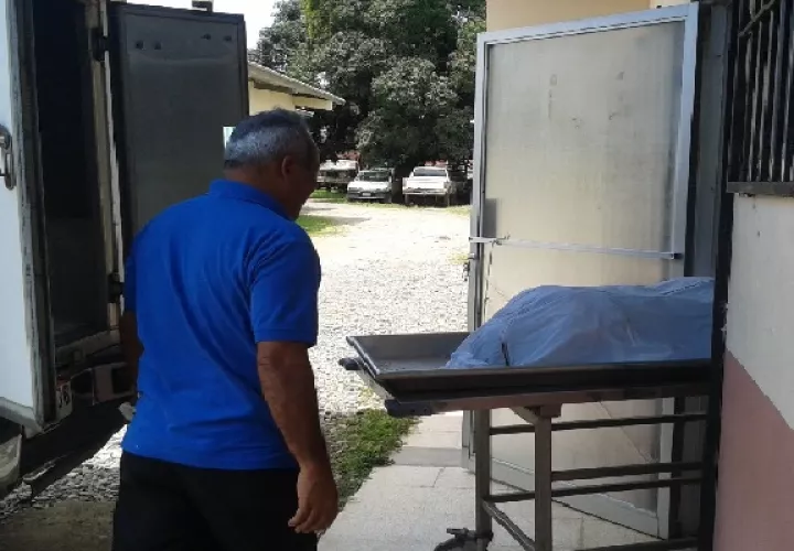El cuerpo del ciudadano desconocido fue trasladado a la morgue judicial en David para la necropsia correspondiente. Foto. Mayra Madrid