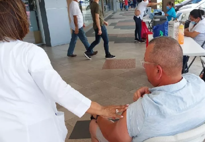 La asistencia a los centros comerciales y de salud es bastante buena y la población ha reconocido la importancia de mantener al día las coberturas que provee esta dosis contra la covid-19. Foto José Vásquez