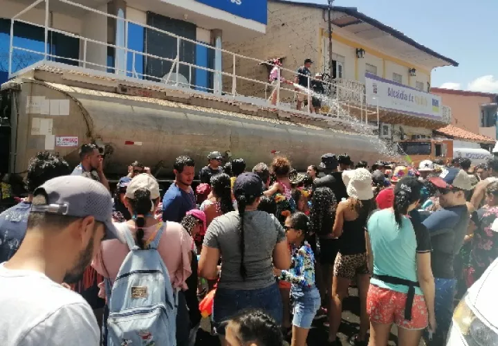 En la actividad, realizada en el Parque Unión, se colocaron cuatro carros, cisternas, y además hubo murga, juegos infantiles y premios. Foto. Thays Domínguez