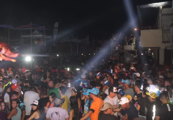 En Chitré la fiesta arrancó con el tradicional Carnaval Pechugón que es una mojadera nocturna. Foto. Thays Domínguez