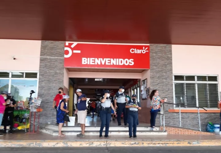 Algunas personas adelantaron sus viajes de regreso para evitar congestionamiento vehicular. Foto / Thays Domínguez.