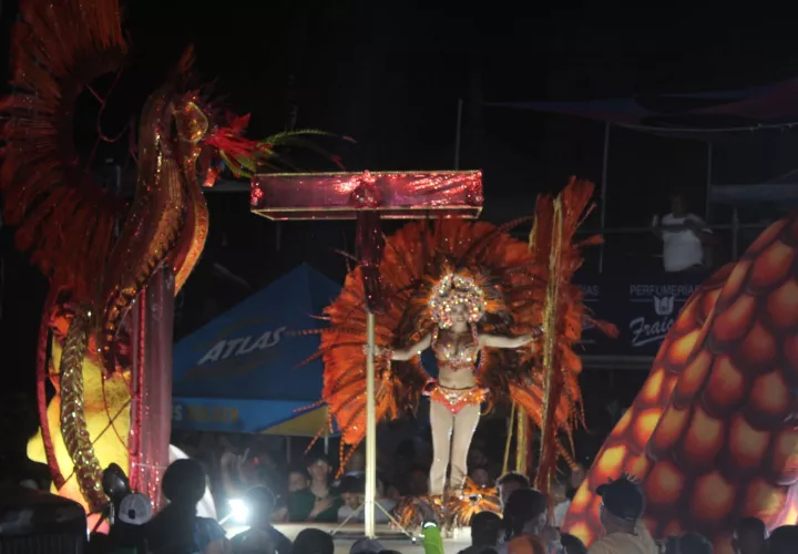La reina de Calle Arriba de Chitré, Ana Victoria Quijada, también se presentó con mucho lujo, Foto. Thays Domínguez