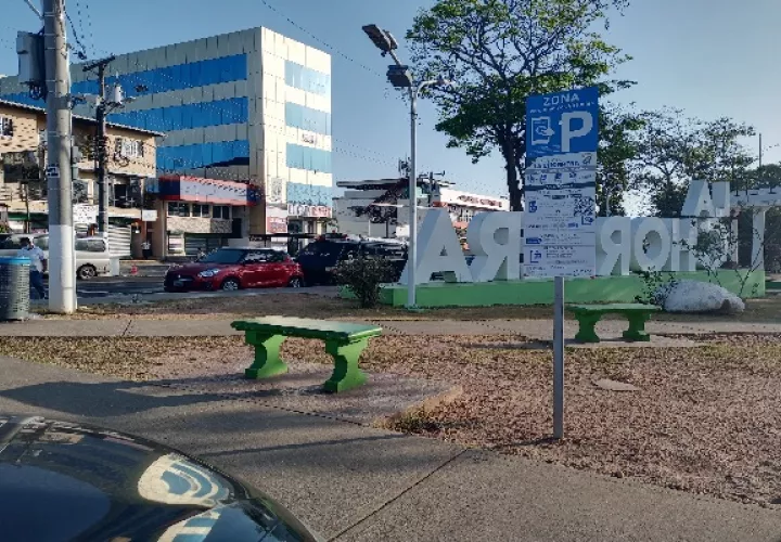 El cobro de aparcamientos mediante parquímetros virtuales ha generado diversos tipos de opiniones. Foto / Eric Montenegro.
