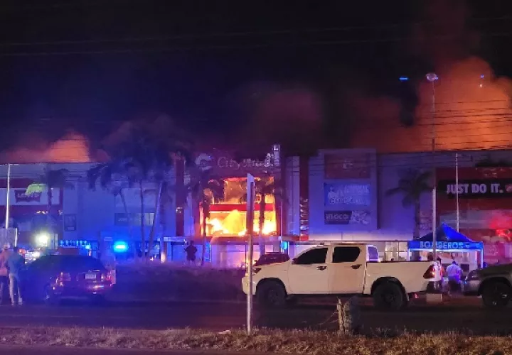 Se informó que debido a la magnitud de este incendio, a los bomberos les tomará horas controlarlo y se prevé que sea perdida total. Foto. Mayra Madrid