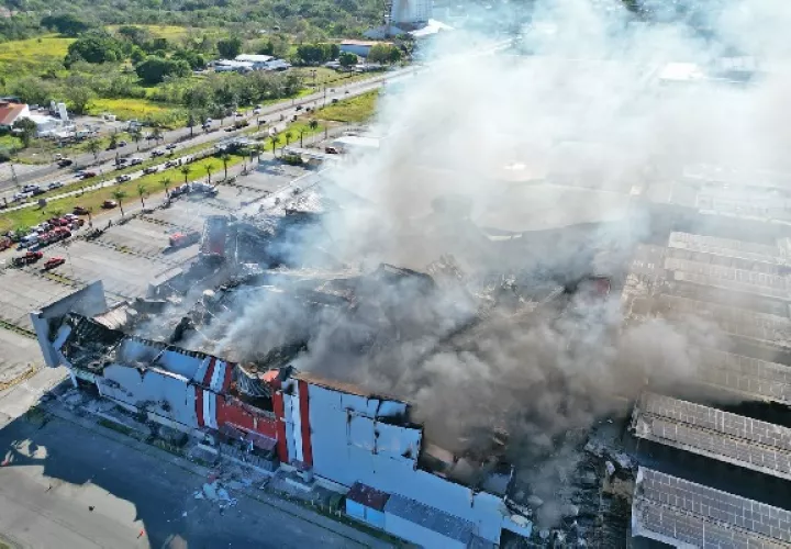 Más de un centenar de bomberos formaron parte del grupo de extinción del fuego en  el City Mall. Foto. Mayra Madrid