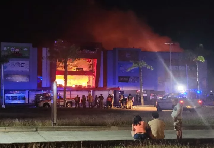Las alarmas se encendieron pasada la 1:00 de la mañana cuando las unidades de los camisas rojas acudieron al centro comercial City Mall David, Foto Mayra Madrid