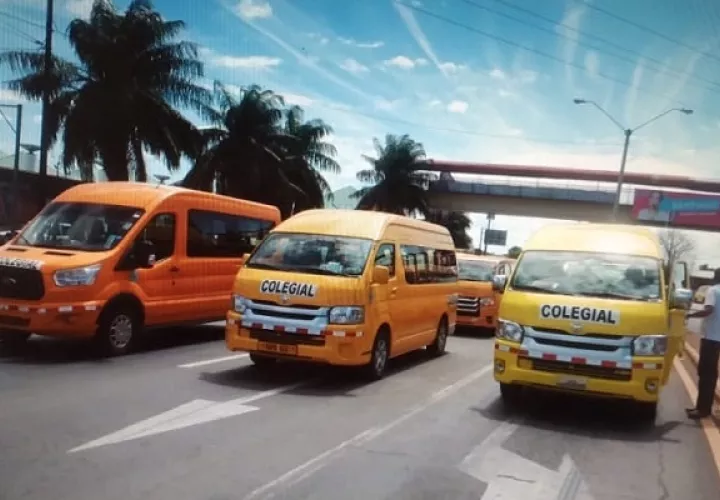 Alertaron que una empresa está ofertando el servicio de transporte colegial. Foto: Archivo