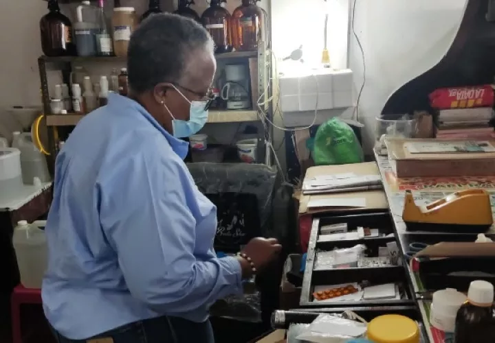 En la parte trasera del negocio se encontró un laboratorio clandestino.Foto. Minsa