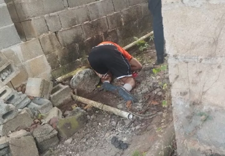 El occiso, del cual no se conocen las generales, quedó tirado en uno de los callejones del área. Foto. Diomedes Sánchez