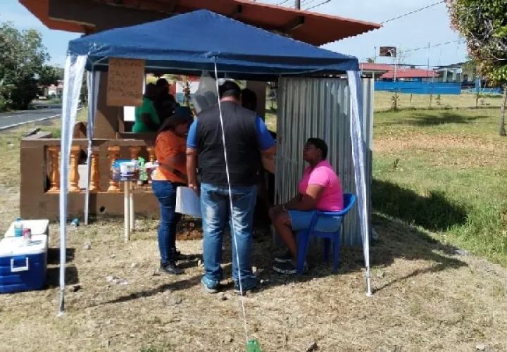 Inspeccionan puestos móviles de comida en la ruta del carnaval en Colón. Foto. Diomede Sánchez 